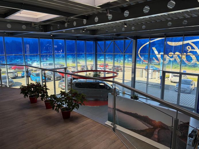 Showroom- und Serviceimmobilie mit ESG-Standard und hoher Frequenz – Ansicht von Empore nach links
