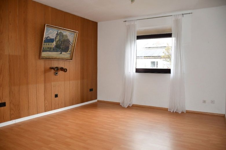 Freistehendes Zweifamilienhaus mit Pool und gewachsenem Garten – Wohnung EG: Schlafen