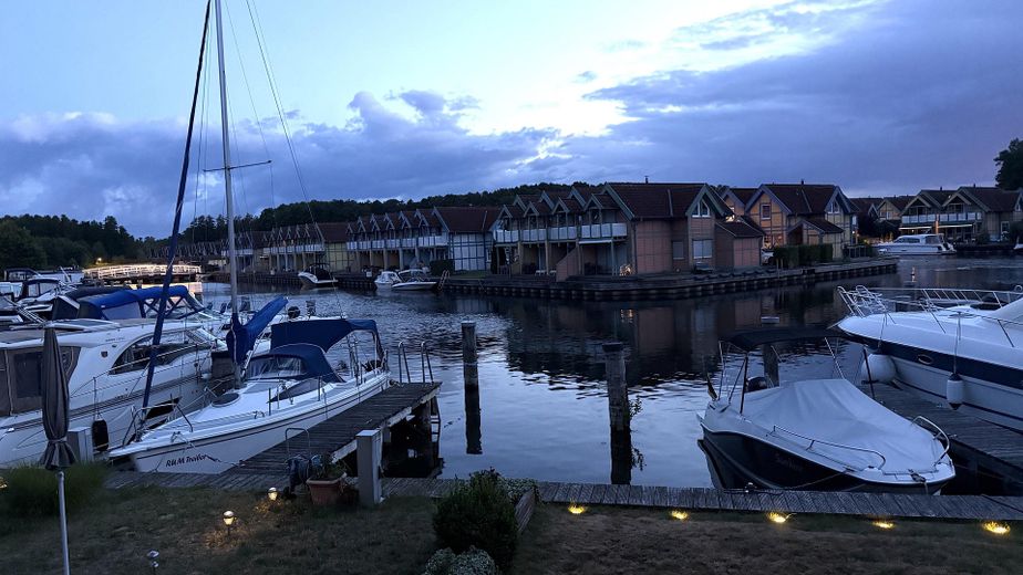 Casa de vacaciones con embarcadero propio en Hafendorf Rheinsberg – Bootsliegeplatz Abendstimmung
