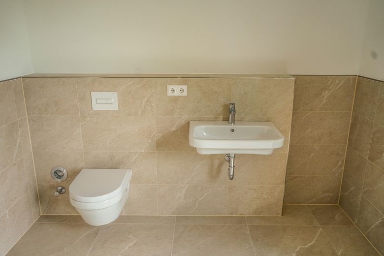 Modernes Neubauhaus mit Garten nahe Falkenhagener See – Badezimmer DG