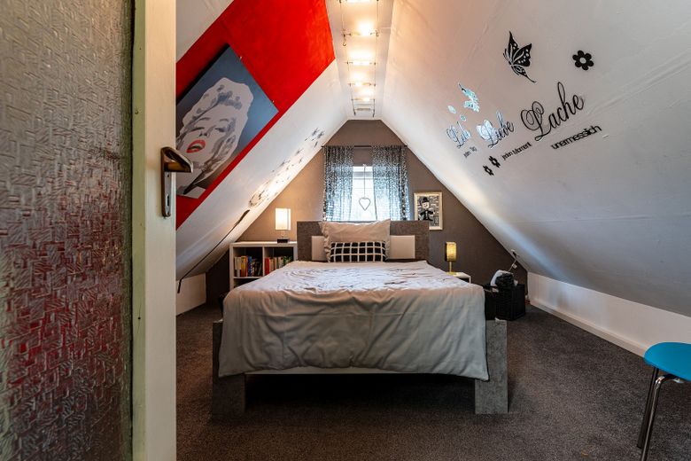 vielseitig verwendbares Zweifamilienwohnhaus im anerkannten Naturschutzgebiet – zweites Zimmer im DG
