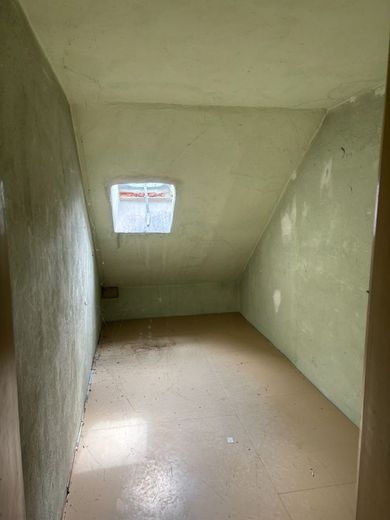 frisch renoviert - modernisierte/helle Etagenwohnung - 2,0 Zi. Küche mit EBK/Wannenbad (TLB) - ca. 45m² – 260422_MW_1.OG_links_WLS60_Crimmitschau_Bilder_CKI_025_Dachboden_Kammer