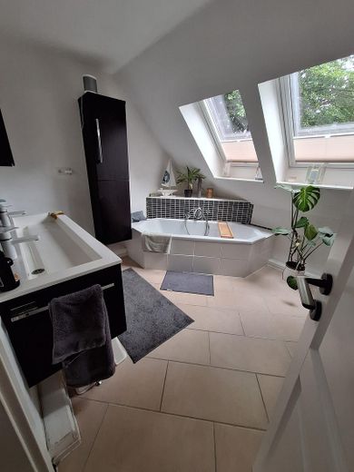 Doppelhaushälfte mit Einzelhauscharakter im Dreieck Berne-Sasel-Volksdorf – Badezimmer