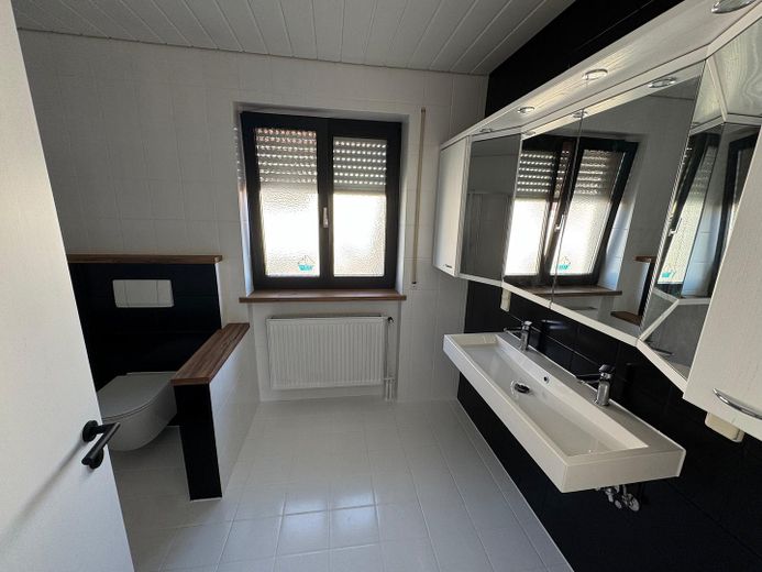 Hepberg’in merkezi konumunda geniş, kapsamlı şekilde yenilenmiş 3 odalı, 1. kat dairesi + 2 balkon – Bad/WC