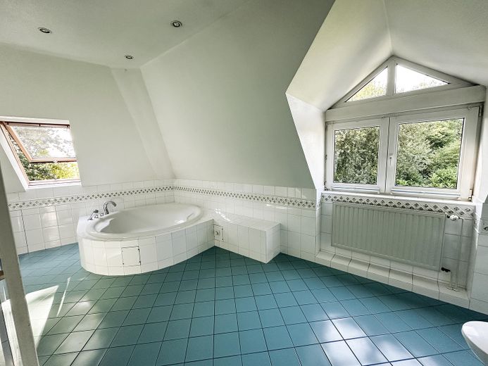 235 m² Wohnen auf 1.425 m² Grundstück | offene Galerie, Kamin & Hamburg-Nähe – Masterbad