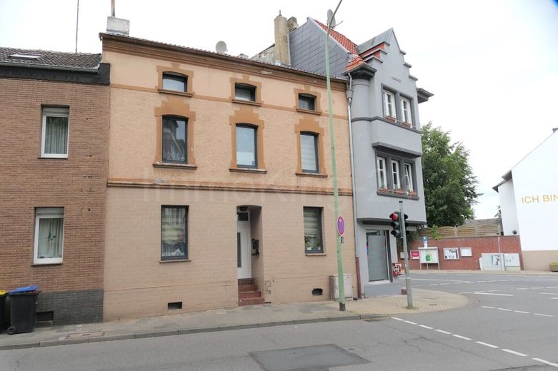 ++ SOLIDES EINFAMILIENHAUS + VIELE MODERNISIERUNGEN + ÜBERDACHTE TERRASSE IN GUTER LAGE!! ++ – HAUS - ANSICHT