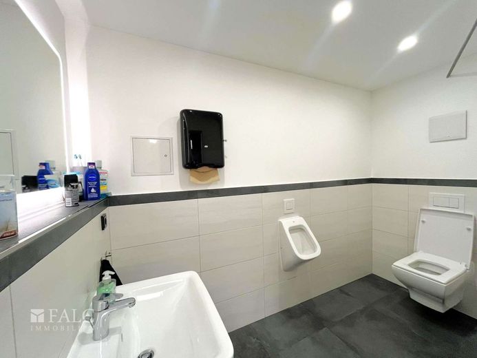 Moderne Gewerbeimmobilie mit vielseitigen Nutzungsmöglichkeiten – WC OG