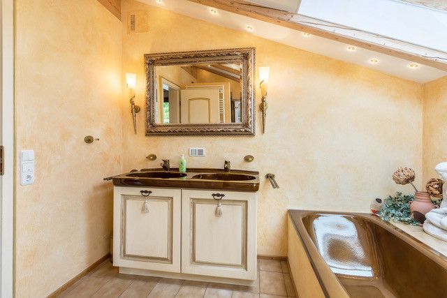 Alpin-Haus im Chiemgau: 44 Nächte jährlich, Sauna & Bergblick – Masterbadezimmer