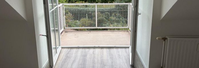 Helle ruhige 2 Zimmer Dachwohnung im 1.OG mit Blick ins Grüne, Einbauküche, großer Balkon
