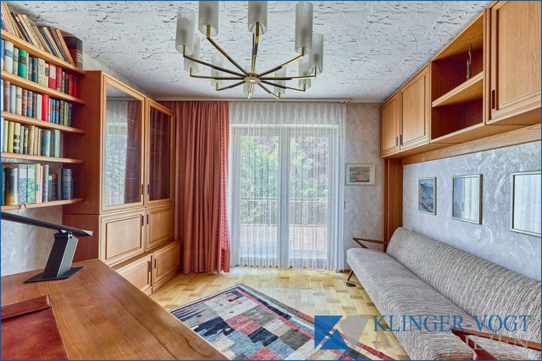 Sanierungsbedürftige Doppelhaushälfte mit Garten, Balkon und Garage – Büro