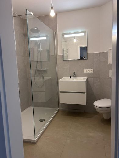 Tamamen yenilenmiş 3 odalı daire (75 m²) – Badezimmer (1)