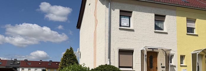 Strassenansicht mit Stellplatz