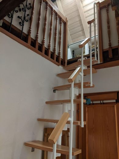 Autarkes Wohlfühlhaus – Spartreppe zum Spitzboden