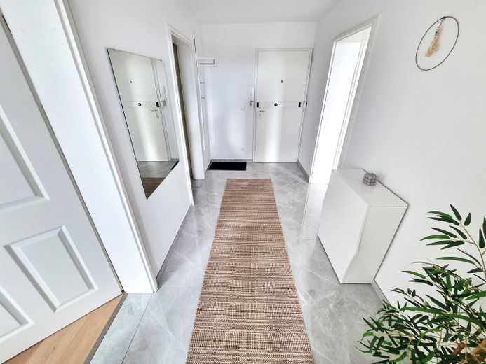 Möblierte, schön geschnittene 2-Zimmer-Wohnung mit Loggia, EBK & TG-Stellplatz am Appelhofweiher – Flur