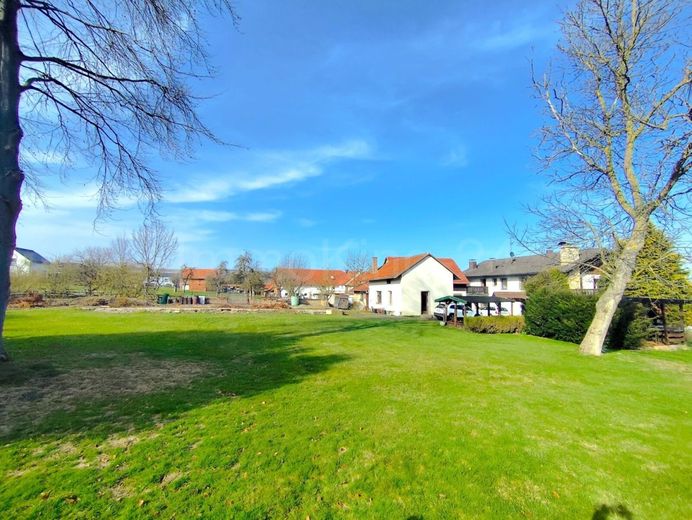 GROSSZÜGIGES HAUS + TOLLE MATERIALIEN! ++ IDEAL FÜR PFERDEHALTUNG ODER ÄHNLICHES! ++ – GARTEN UND BAULAND!