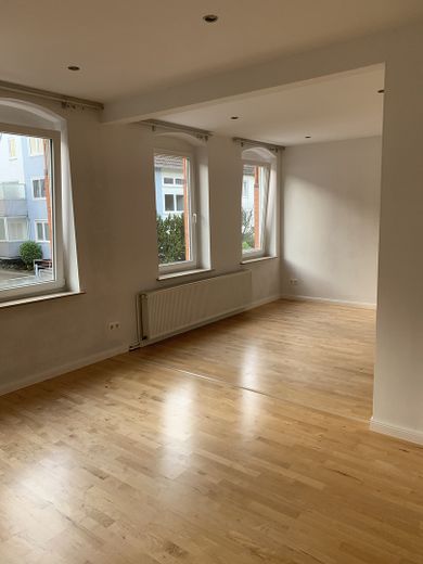 Moritzberg: 4,5-Zimmer-Maisonette-Wohnung mit Balkon und Garten – Wohnzimmer