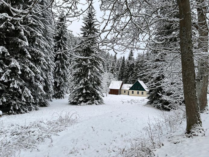 Historisches Forsthaus am Kamm im Erzgebirge – im Winter