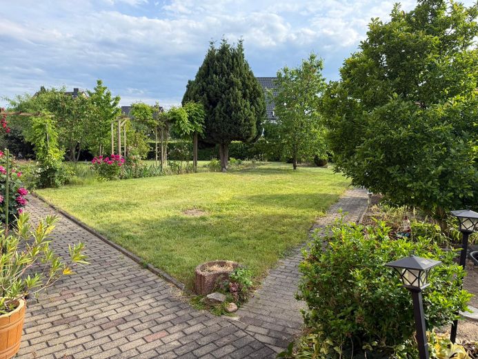 Casa unifamiliar con 1209qm de terreno y más de 250qm de superficie útil – Garten