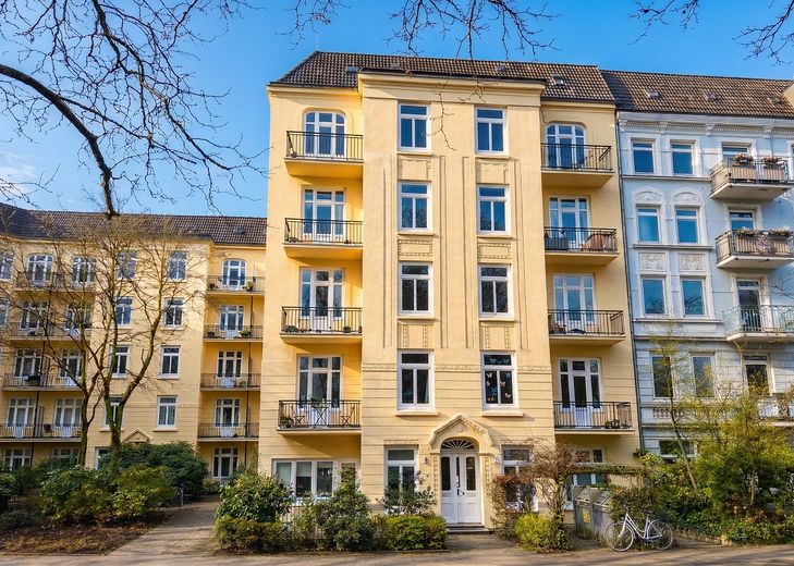 3 pok. mieszkanie w starej zabudowie Eimsbüttel, zmodernizowane, wysokie sufity, drewniane deski, sztukaterie, ok. 70 m², wolne/gotowe do zamieszkania – Neue Fassade in 2026