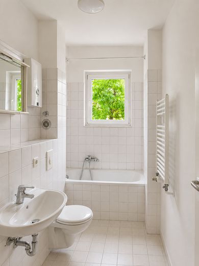 Attraktive 2-Zimmer-Wohnung mit zwei Balkonen in begehrter Lage von Berlin-Kreuzberg – Bad