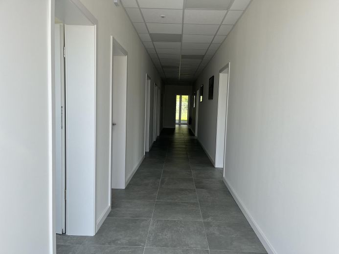 Espacio para su empresa: tres oficinas climatizadas con cinco plazas de aparcamiento en Scharbeutz – Flur