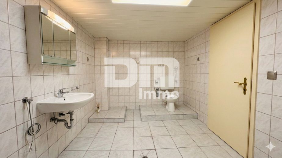 (R)eserveerd! Compact rijtjeshuis op een prominente locatie met tuin – KG Badezimmer / Waschküche / Wanne