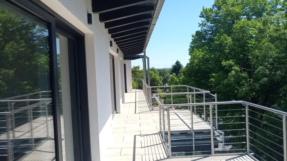 Appartamento di 3,5 locali in nuova costruzione esclusiva a Lohausen – Blick von der Dachterrrasse