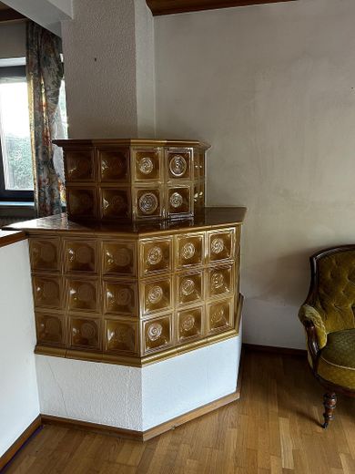 Charming end-terrace house in a quiet residential area close to the center of Burghausen – Wohnen Kachelofen EG 