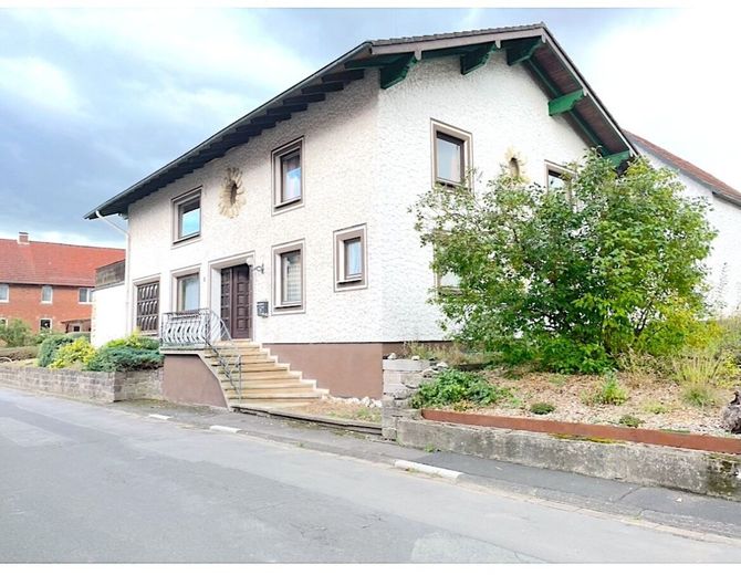 GROSSZÜGIGES HAUS + TOLLE MATERIALIEN! ++ IDEAL FÜR PFERDEHALTUNG ODER ÄHNLICHES! ++ – SEITENANSICHT DES HAUSES