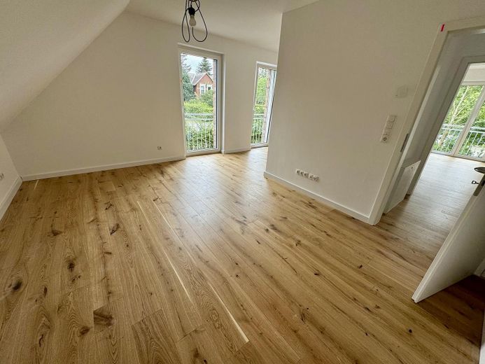 Moderna casa bifamiliare con 5 locali, finiture di pregio e giardino a Bönningstedt – Schlafzimmer