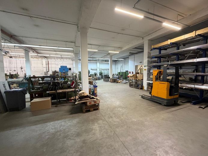 Halle de stockage / production avec porte sectionnelle (accessible en véhicule) 1400qm - Arnsberg – Foto 1