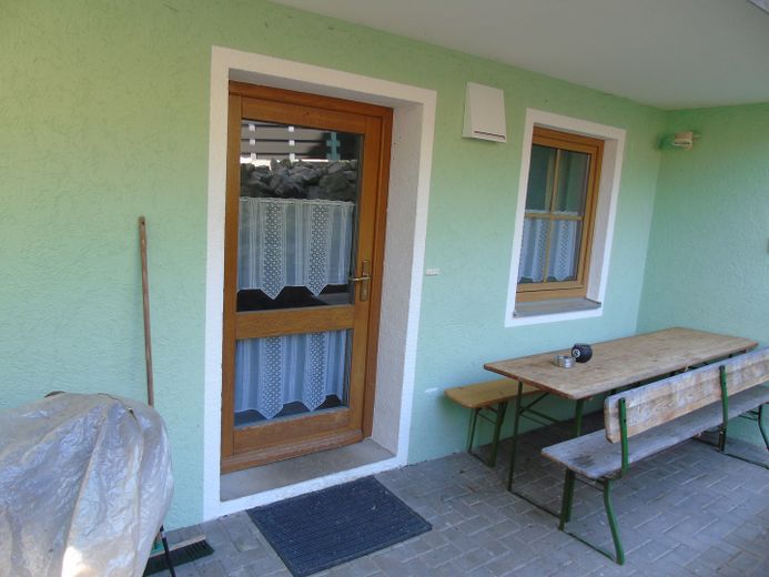 Appartamento seminterrato modernizzato in posizione tranquilla con terrazza, giardino e posto auto – Eingangstüre zur Wohnung