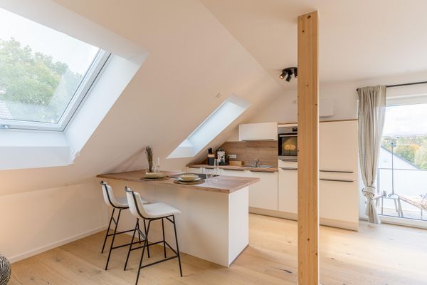 Lichtdurchflutetes Design-DG (2-Zi.) mit BORA Einbauküche, Lindura-Parkett & Sonnenbalkon