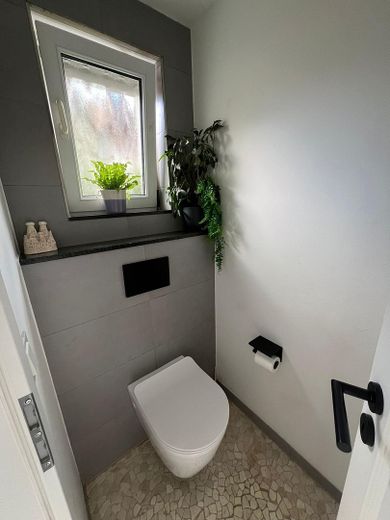 Modernes High-Tech-Wohnen: Reihenendhaus mit smarthome-Komfort & Gartenoase – Gäste Wc