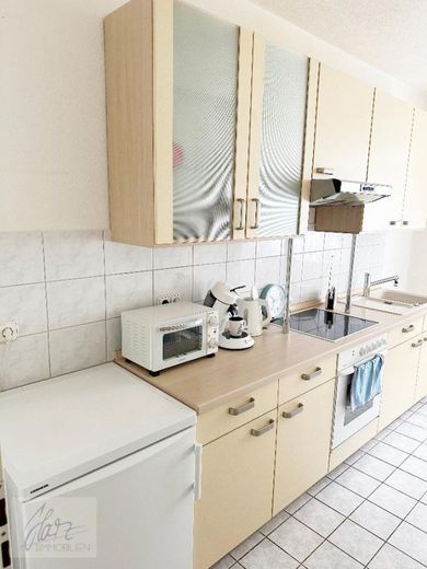 ***VOLL MÖBLIERTE TRAUMWOHNUNG - EINZIEHEN UND SOFORT ZU HAUSE SEIN*** 2,5 Raumwohnung mit Balkon und Tageslichtbad zu vermieten – Küche mit Einbauküche und Sitzgelegenheit