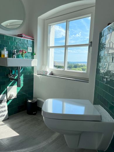 Penthouse-Traum mit Weitblick - Stillvolles Wohnen auf Rügen – Gäste WC mit Dusche