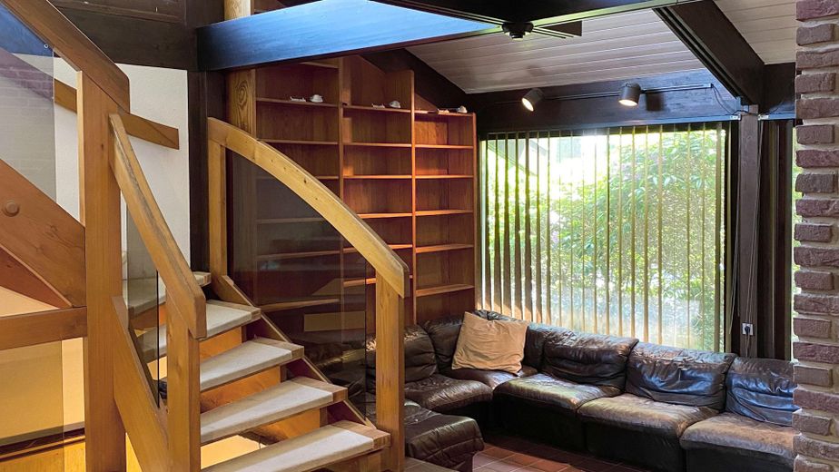 Een bijzonder huis met uitzonderlijke architectuur van particulier / zonder courtage – Wohnzimmer Blick Kaminmulde