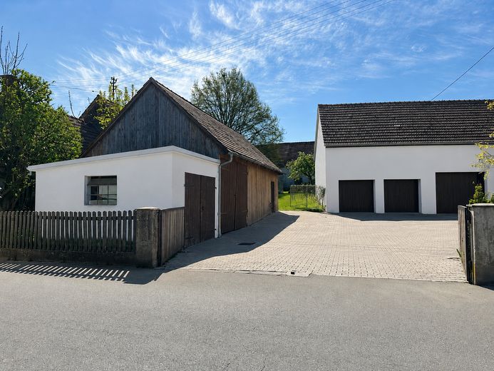 Ehemaliger Bauernhof mit Stadl, großem Grundstück und vielseitigen Nutzungsmöglichkeiten – Hofeinfahrt