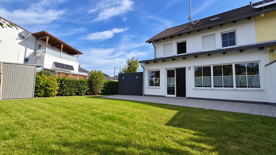 SENZA PROVVIGIONE! Ampia casa bifamiliare a Landshut-Wolfgang, su un lotto d’angolo con spazio per camper e altro. – Ansicht Südwest