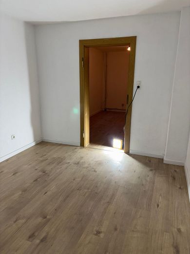 Faktor 16,67 - Dach des MFHs neu - Wohnung renoviert - seltene Chance! – Schlafzimmer
