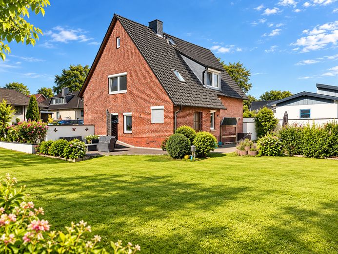 #Maison individuelle ou bifamiliale de 160 m² + potentiel de construction supplémentaire – Hintere Seitenansicht