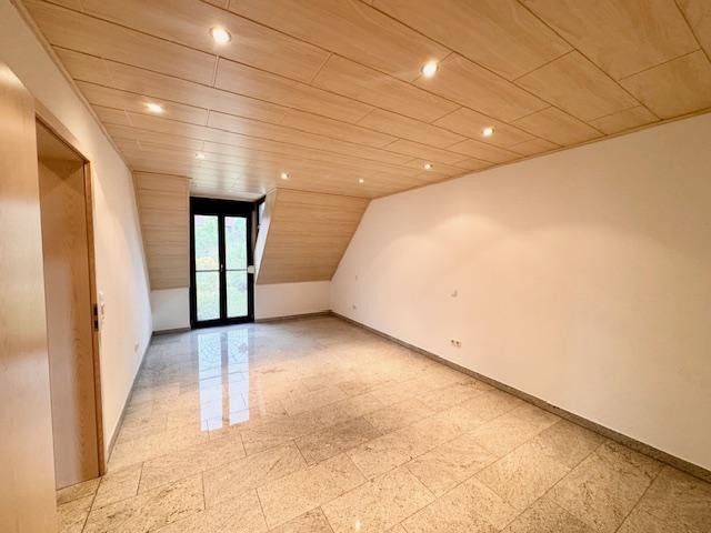 High-quality renovated 3-room apartment with balcony and new fitted kitchen – Elternschlafzimmer