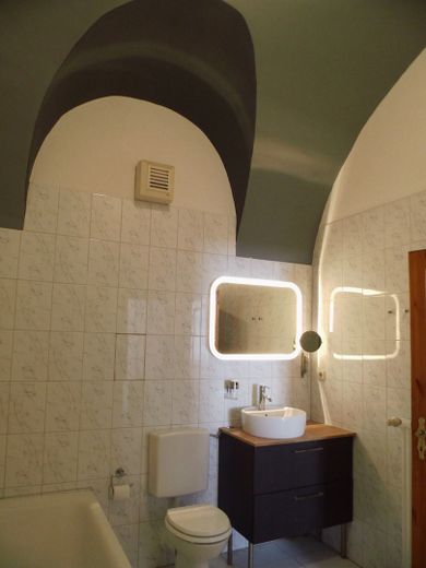 3 Zimmer mit anliegender überdachter Terrasse in der historischen Altstadt – Bad