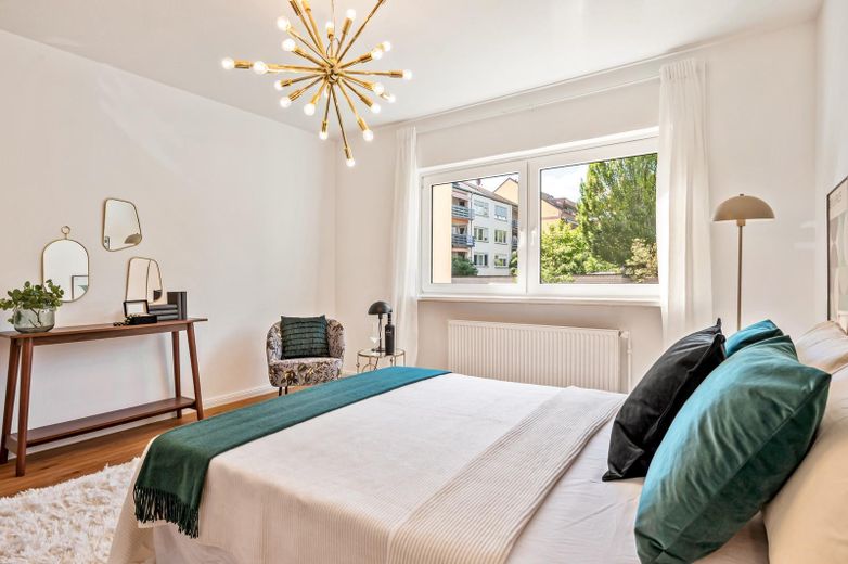 Fantásticamente modernizado: apartamento en propiedad de 3 habitaciones en ubicación céntrica - sin comisión – Schlafzimmer