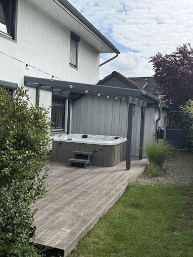 Jasne wnętrza na trzech poziomach – Terrasse 2 Whirlpool