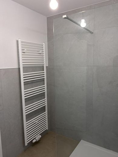 Tamamen yenilenmiş 3 odalı daire (75 m²) – Badezimmer (3)