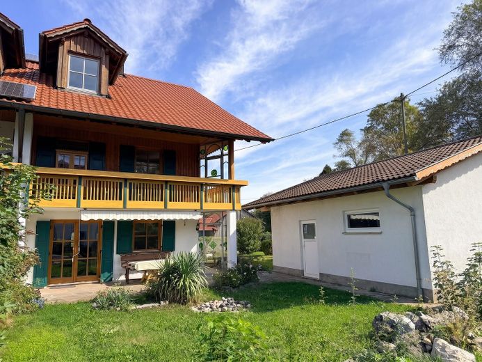 Casa adosada de 6 habitaciones con jardín, balcón orientado al sur y garaje en Germaringen – Blick aus dem Garten