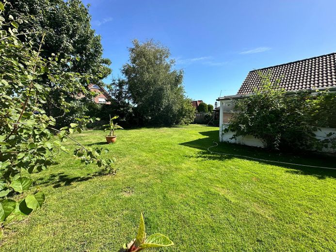 🏡 Einziehen statt sanieren – Ihr neues Zuhause wartet bereits auf Sie! – Blick in den Garten