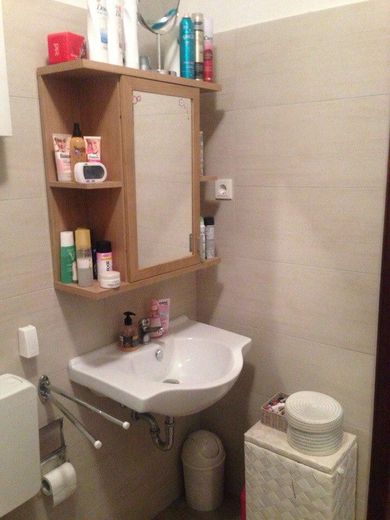 Badschrank gehört zum Bad