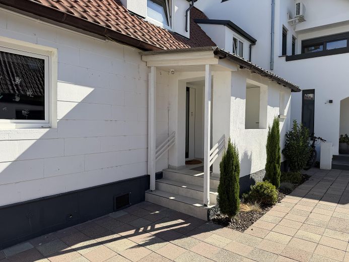 Huis in plaats van appartement – gemoderniseerd voorhuis met tuin – Foto 5